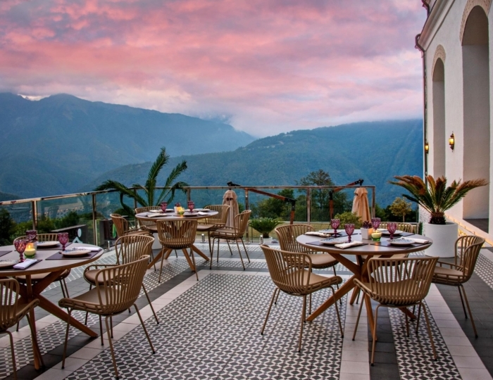 Открытая терраса ресторана «Лайали» - Отель Rixos Krasnaya Polyana Sochi / Риксос Красная Поляна Сочи