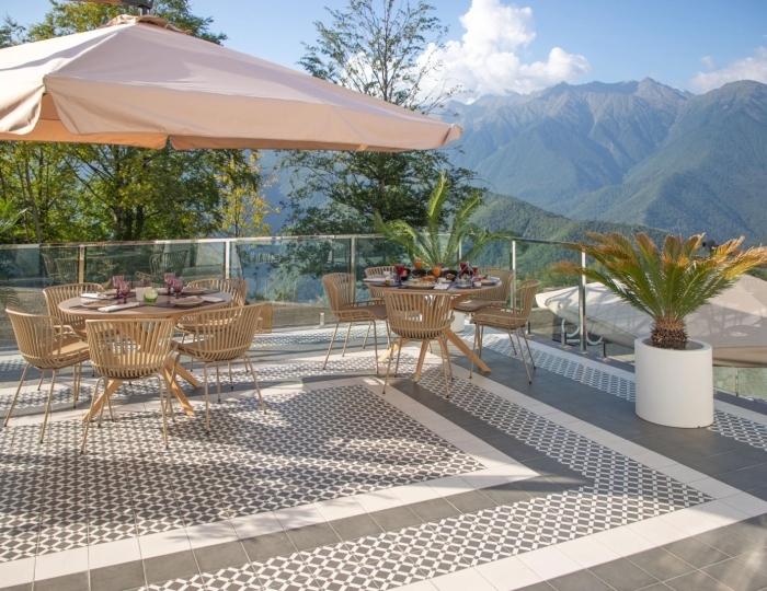 Открытая терраса ресторана «Лайали» - Отель Rixos Krasnaya Polyana Sochi / Риксос Красная Поляна Сочи